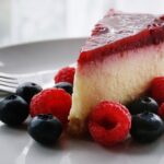 fetta di torta cheesecacake con frutti di bosco
