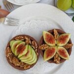foto della crostatina dall'alto con fichi aperti posti sopra le crostatine