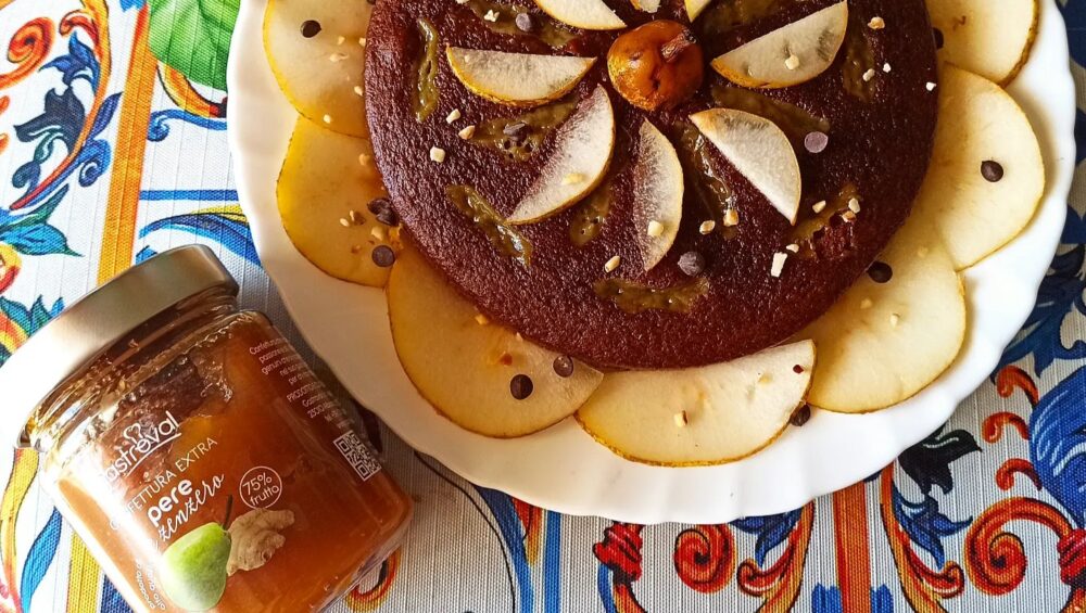 torta al cioccolato con fettine di pere e vasetto di confettura di pere e zenzero
