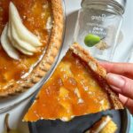 mano che tiene fetta di crostata alla marmellata